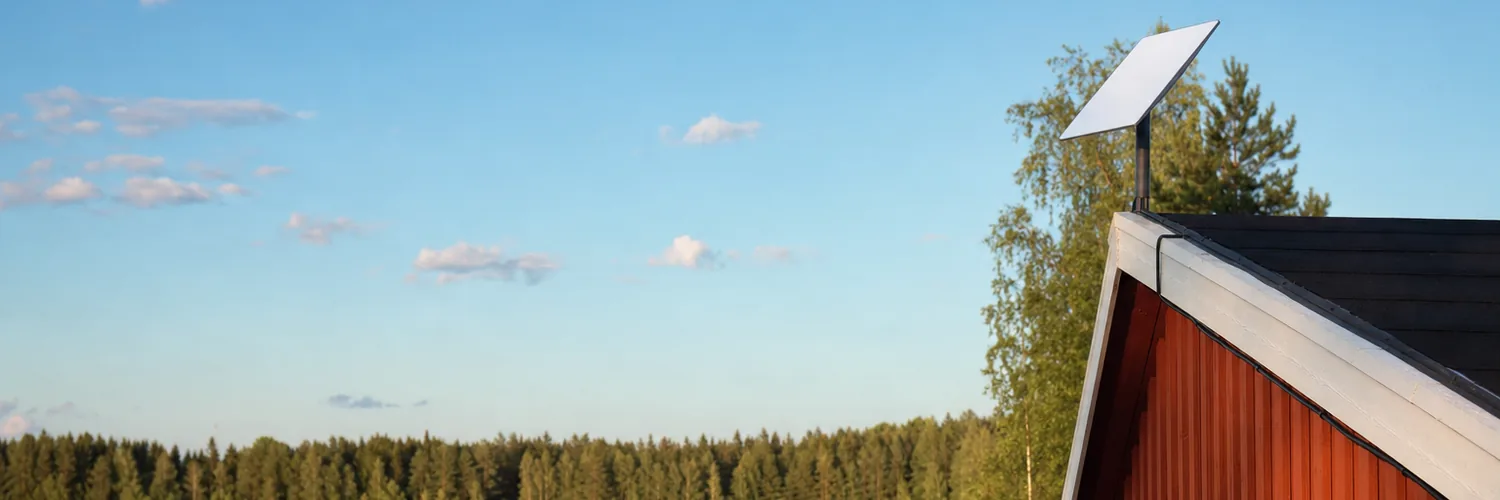 Havainnekuva: Starlink-antenni järvenrantamökin päädyssä